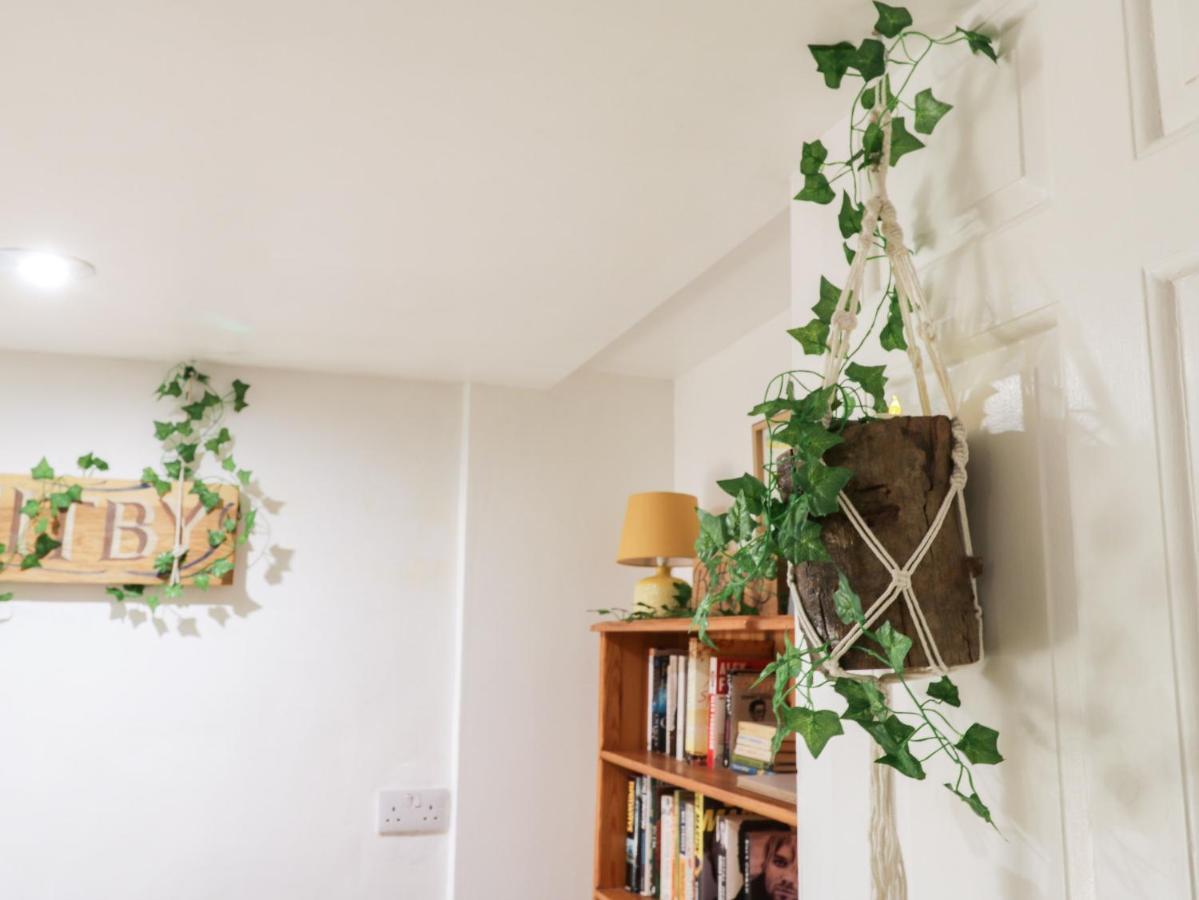 The Surfers Bolt Hole Apartment Уитби Екстериор снимка