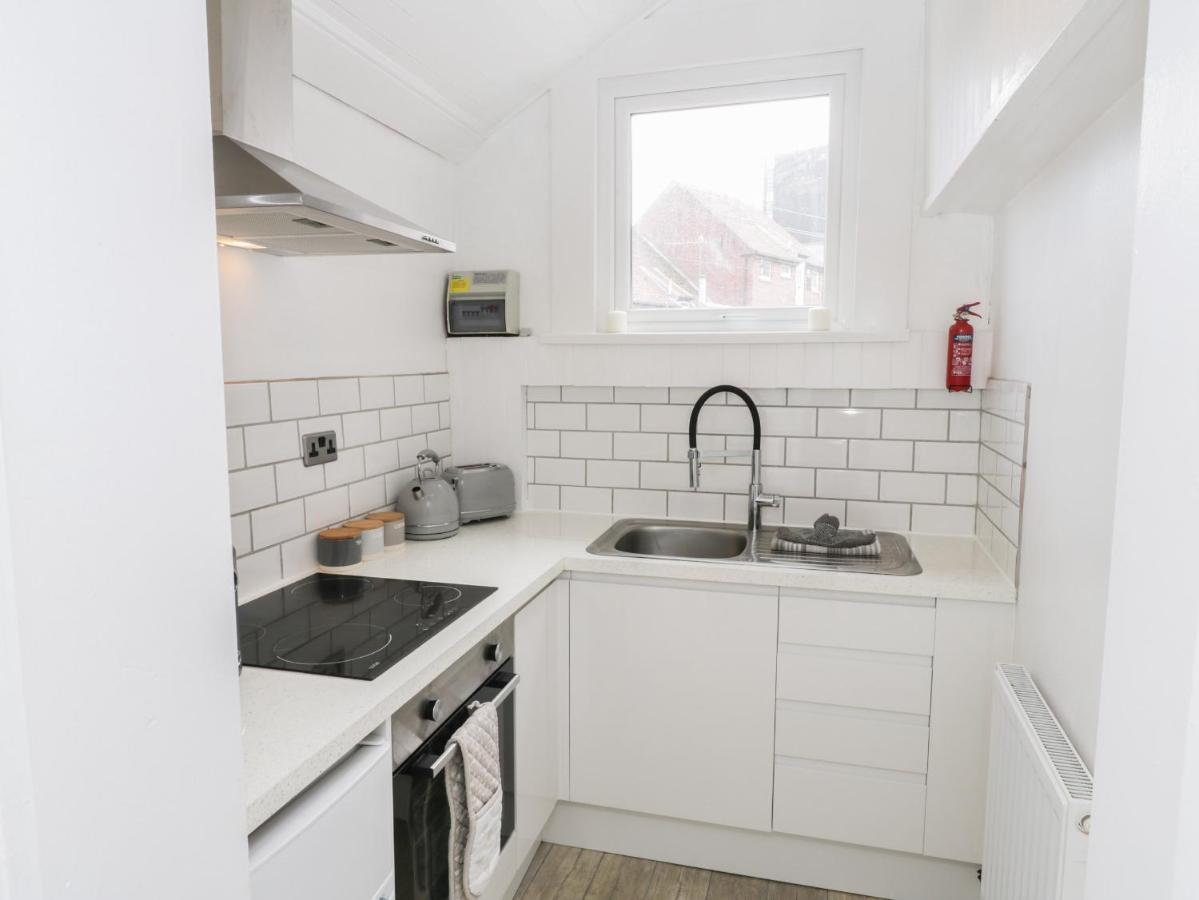 The Surfers Bolt Hole Apartment Уитби Екстериор снимка
