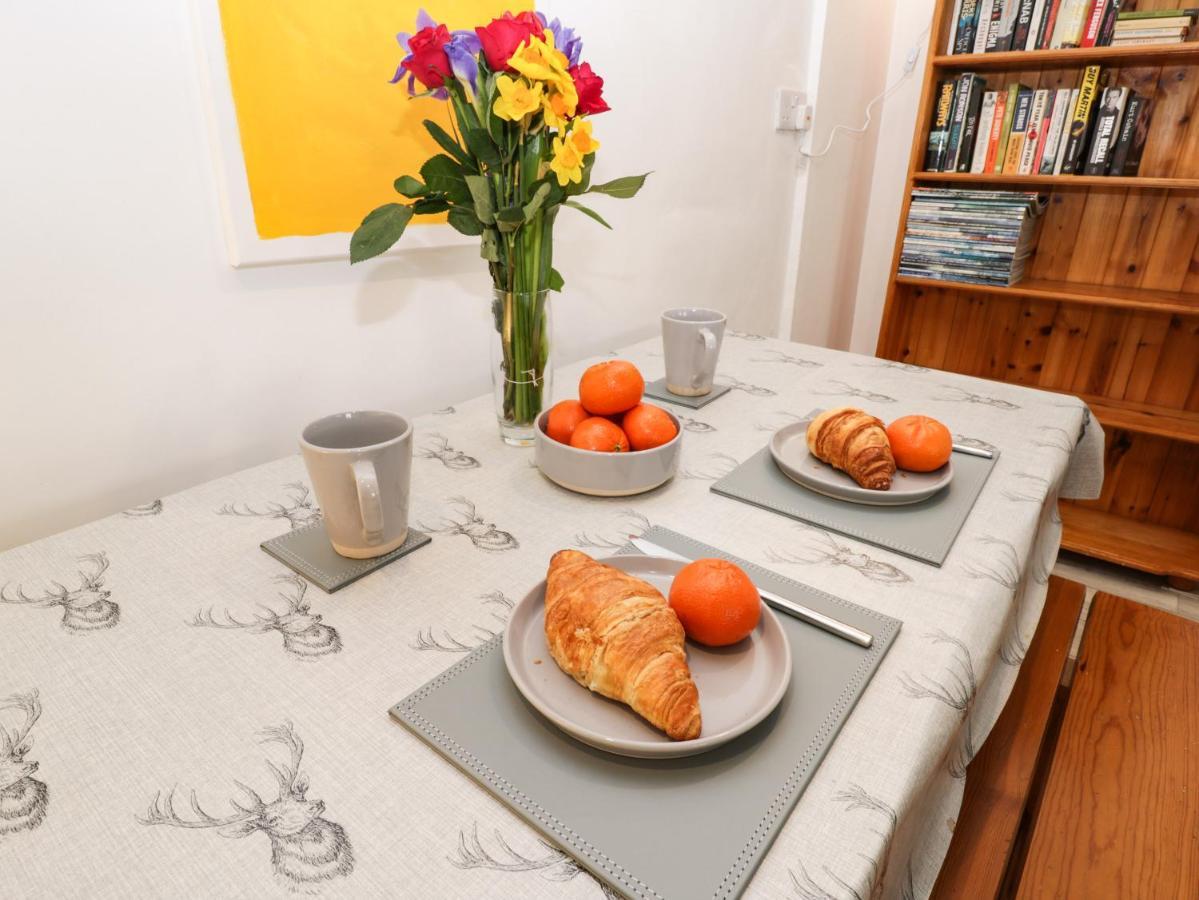 The Surfers Bolt Hole Apartment Уитби Екстериор снимка