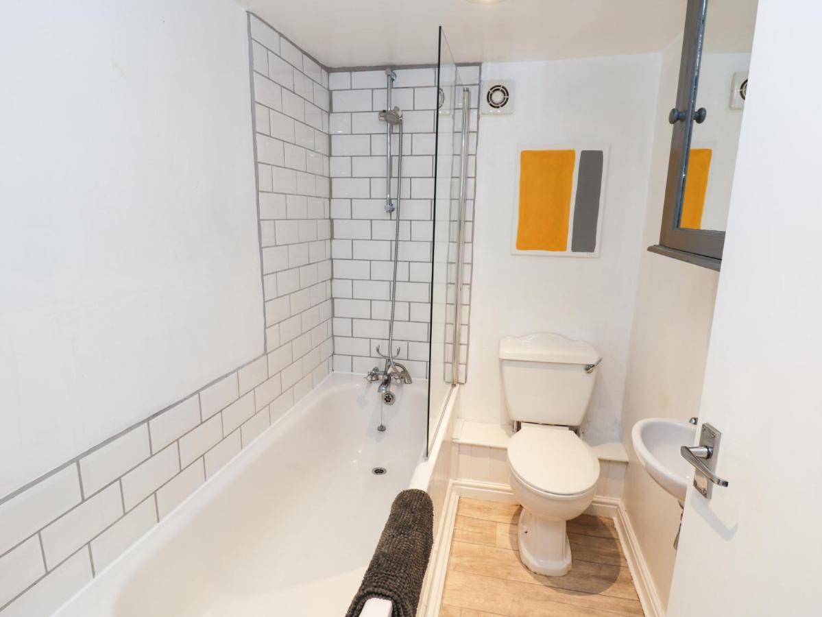 The Surfers Bolt Hole Apartment Уитби Екстериор снимка